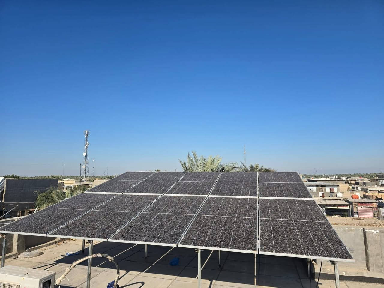 احد اعمالنا المميزة
      ** منظومة متوسطة الكلفة قابلة للتطوير**
 20 امبير نهارا _ 15 امبير ليلا (لمدة تزيد عن ٤ ساعات مستمر)
- الواح نوع لونجي 610 واط وجهين عدد ١٠ لوح
 ____ ضمان استبدال لمدة 10 سنة___
- بطارية نوع كرينيد 16 كيلو واط 
 ____ ضمان استبدال لمدة 5 سنة____
- انفيرتر نوع كرينيد 12 كيلو واط 
 ____ ضمان استبدال لمدة 3 سنة____
حديد مغلون ثقيل ٢ ملم × ١.٥ انج
اسلاك - قواطع - جوزات حماية بجوده عالية ذات منشا تركي
* سارع بحجز منظومتك قبل صعود الاسعار
***********
***********
