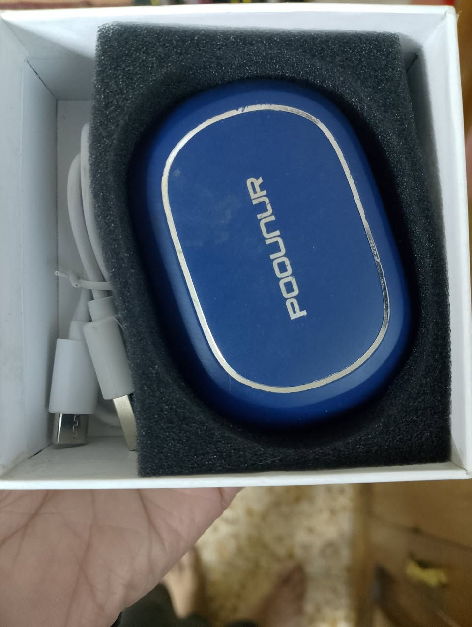 السلام عليكم 

ايربود ة Csasan V90. 
تتميز بتقنية Bluetooth 5.3 لاتصال مستقر وسريع. 
توفر ما يصل إلى 40-48 ساعة من وقت التشغيل الإجمالي مع علبة الشحن. 
مقاومة للماء بتصنيف IP7، مما يجعلها مناسبة للرياضة والجري. تحتوي على ميكروفونات بخاصية إلغاء الضوضاء ضد الماء 
السعر 25 الف مع توصيل 

تواصل واتساب موجود 
***********
