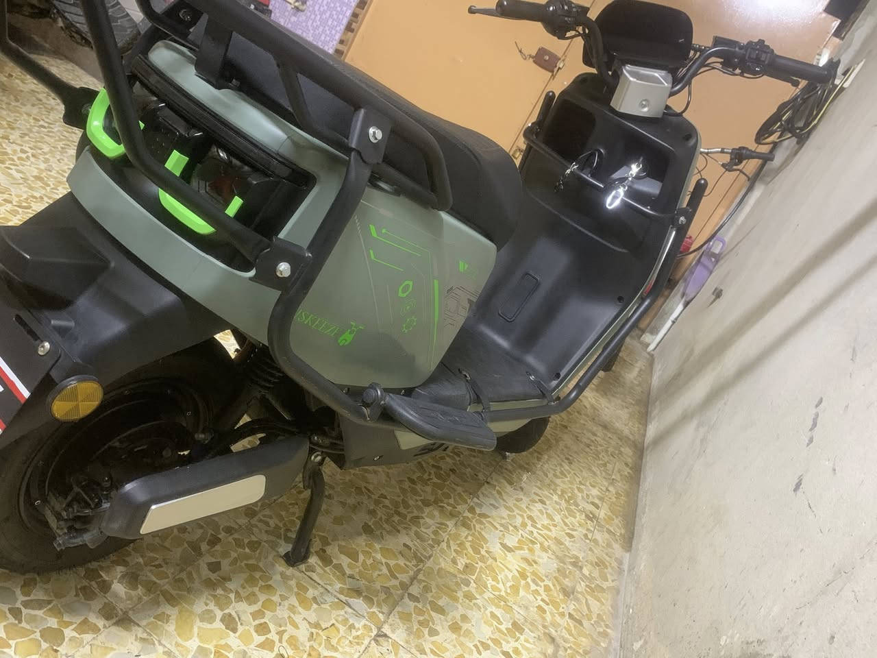 السلام عليكم للبيع مطور شحن اوباما ملف 2000       6بطاريات عل فحص موصفات فول لايتات آشاير كلو شغال شرط شاحنه اصليه السعر 600وبي مجال مكاني موصل الايسر الاتصال ***********
