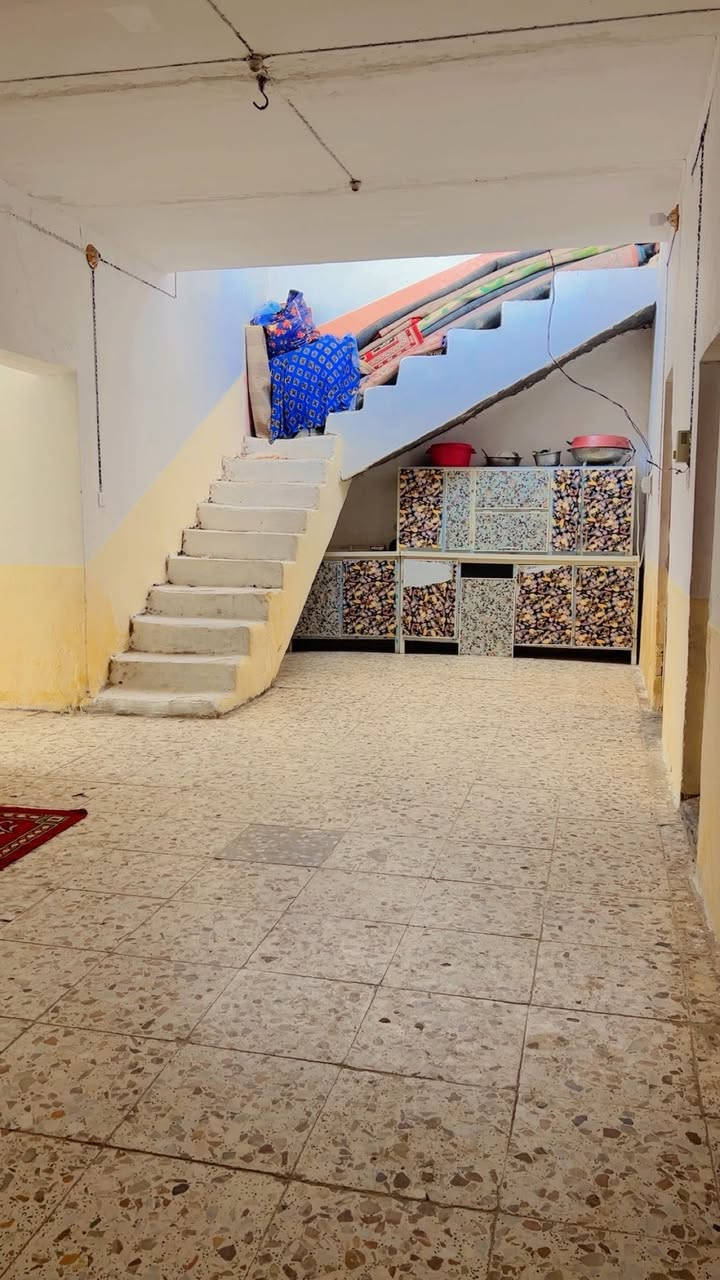 :
🏡 **بيت للبيع في النجف الأشرف - قضاء المشخاب** 🏡
**الموقع:** النجف - قضاء المشخاب - حي المعلمين.
**المساحة:** 200 متر مربع.
**تفاصيل البيت والتقسيم:**
 * 🛏️ غرفتين نوم.
 * 🛋️ صالة واسعة + استقبال مريح للضيوف.
 * 🍳 مطبخ.
 * 🚿 حمامات داخلية وخارجية.
 * 🧱 **نوع البناء:** بلوك.
**المميزات والخدمات:**
 * ⚡💧 جميع الخدمات متوفرة بالكامل (ماء، كهرباء، وغيرها).
💰 **السعر:** 40 مليون دينار (وبيه مجال للشراي القاصد).
📞 **للاستفسار والتواصل:**
يرجى الاتصال على الرقم: ***************

