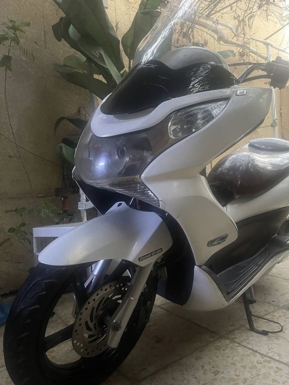 السلام عليكم رمضان كريم🌙  دراجه PCX ياباني فئه ال FIلون مميز ابيض صدفي دواخل جوزي
دراجه عليه ادامه كامله
عبوه كامله اصليه 
قاعده هيه والفيتبم اصلي 
نوزل جديد اصلي 
تخم تاير جديد 
لايت زنون 
اشاير رباعي 
جامه طويله 
حساس استاند 
دوشمه كشن لايلون 
السعر مليون و ١٠٠ 
***********
