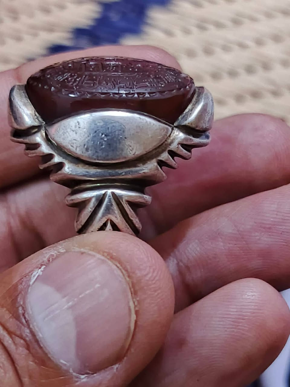 نوادر التحف الفاخره م̷ـــِْن العقيق اليماني الحر الكرزي🍒 مشروط الفحص 🫸 خط سيد حميد الموسوي موقع 🫸 صياغه البحرين ختم VIP صياغه جداً ثقيله وزن 40 غرام وقياس الخاتم 26-27 حجم الحجره 2 ونص سانتيم مكاني مدينة الصدر  ***********
