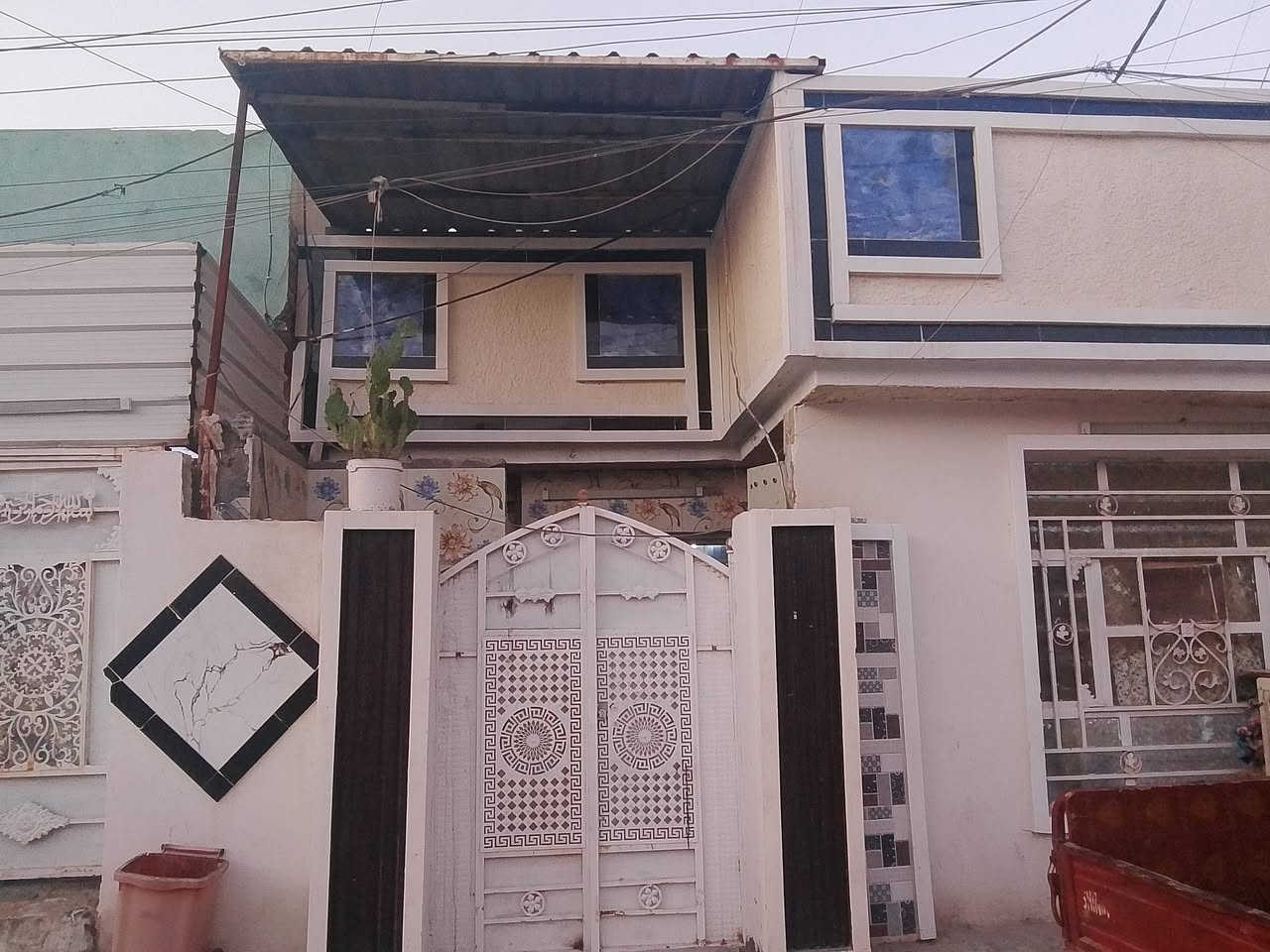 سلام عليكم بيت للبيع مساحه البيت 80 متر بي 2 غرفتين بيت في منطقة سبع قصور شارع كريش بل بدايه سعر 45 مليون وبي مجال شي قليل رقم انتصال ‏‪***********‬‏

