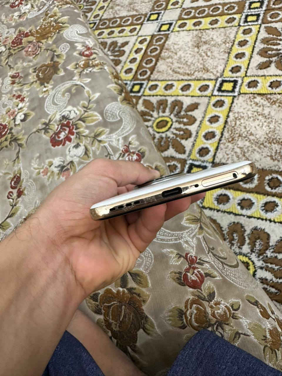 سلام عليكم
ريلمي 14 برو بلس 
الجهاز نضيف 
ذاكره 512
وكل ملحقاته موجوده
رقمي ***********
عنواني بغداد المعامل 
السعر 450 الف
