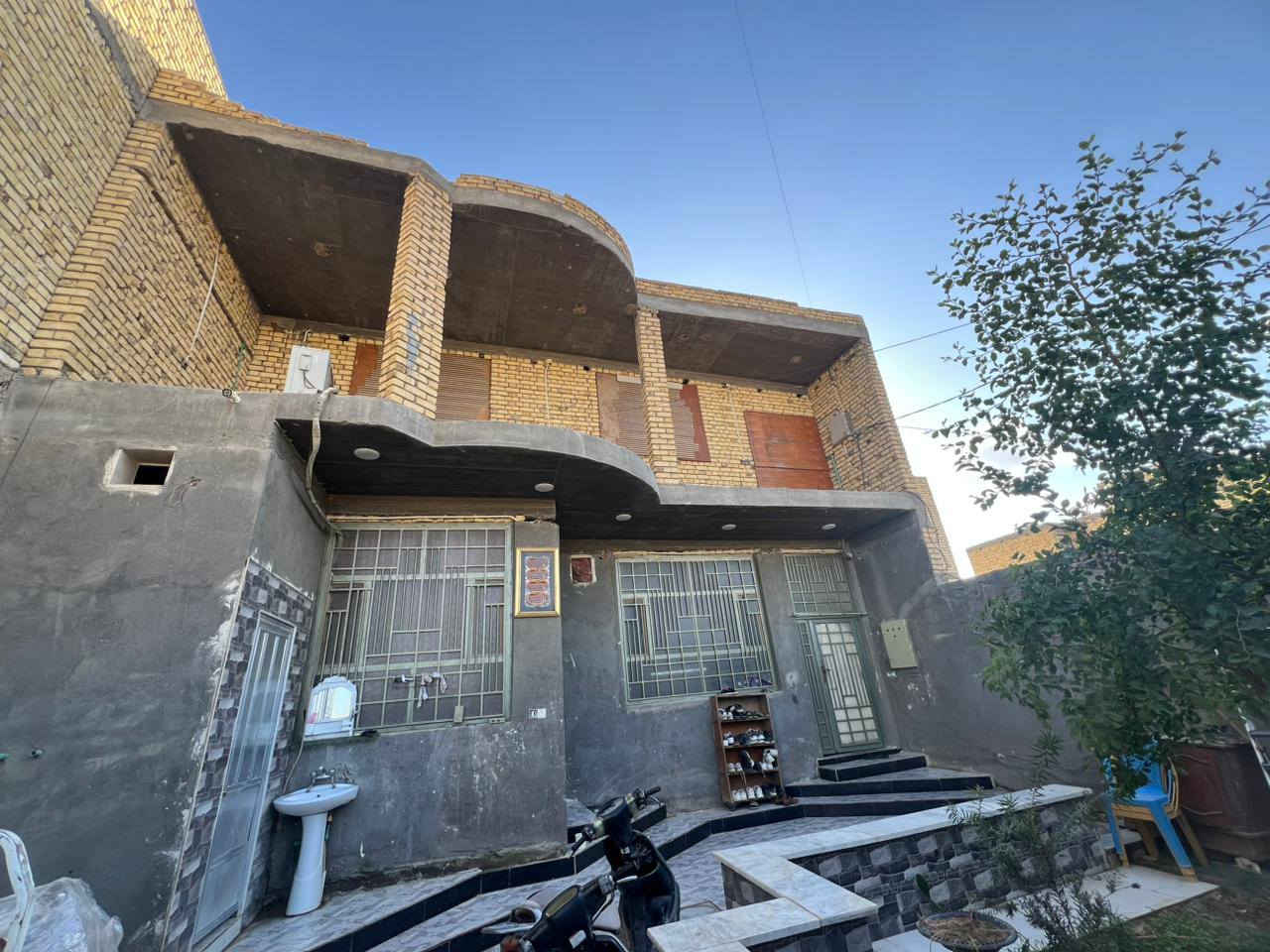 الدار للبيع
• مساحة الدار 200متر مربع  بناء جديد طابقين .
• يتكــــــــــ البيت من ـــــــــــــــــون.
• استقبال وصالة وغرفتان نوم ومطبخ وصحيات للداخل واخرى خارجية للضيوف.
• الطابق الاعلى غرفتان نوم وصاله وصحيات 
• البناء حديث طابوق وكونكريت .
• منطقة جديدة حيث يقع البيت على ساحة وشارع عرضه 15متر
•مع العلم البيت مطلوب اسكان45 مليون يحول الاسكان للمشتري 
• العنوان / ناصرية شارع سديناوية الكناهره
للاستفسار الاتصال ***********
