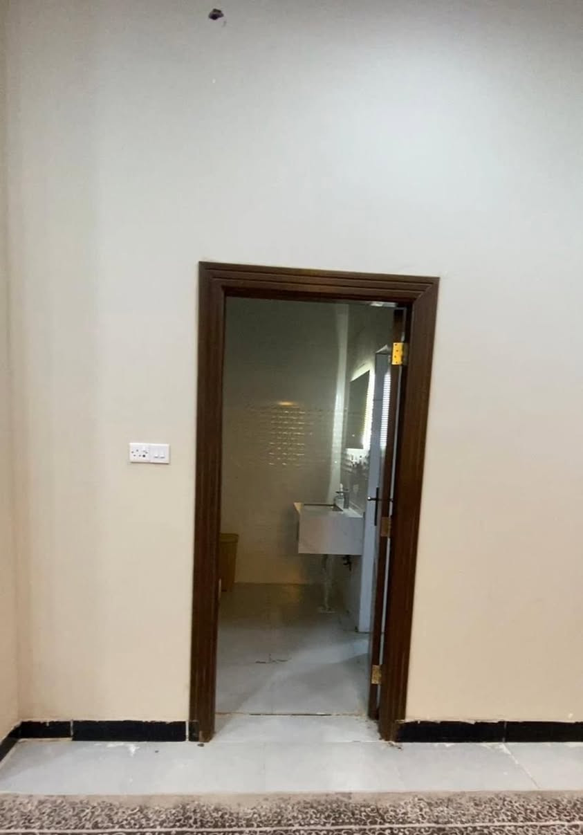 السلام عليكم 
بيت طابو زراعي عراقي في التنومة تحت الجسر الايطالي عرض الفرع 10 متر و يبعد 30 متر عن الشارع العام والجسر الايطالي مساحة الدار 200 متر طابوق يحتوي على غرفتين منام وصالة كبيرة ومطبخ وصحيات وحديقة بناء جديد موقعه حلو قريب على كلشي
للاستفسار / ***********
