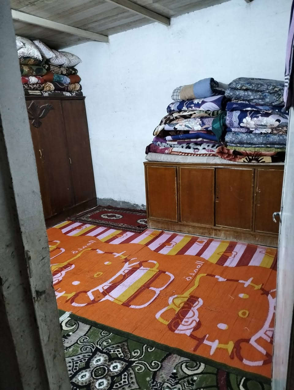 اسلام عليكم بيت تجاوز للبيع بغداد حي التراث مقابيل المستوصف عل شارع العام البيت مساحته جبيره رقم ***********
