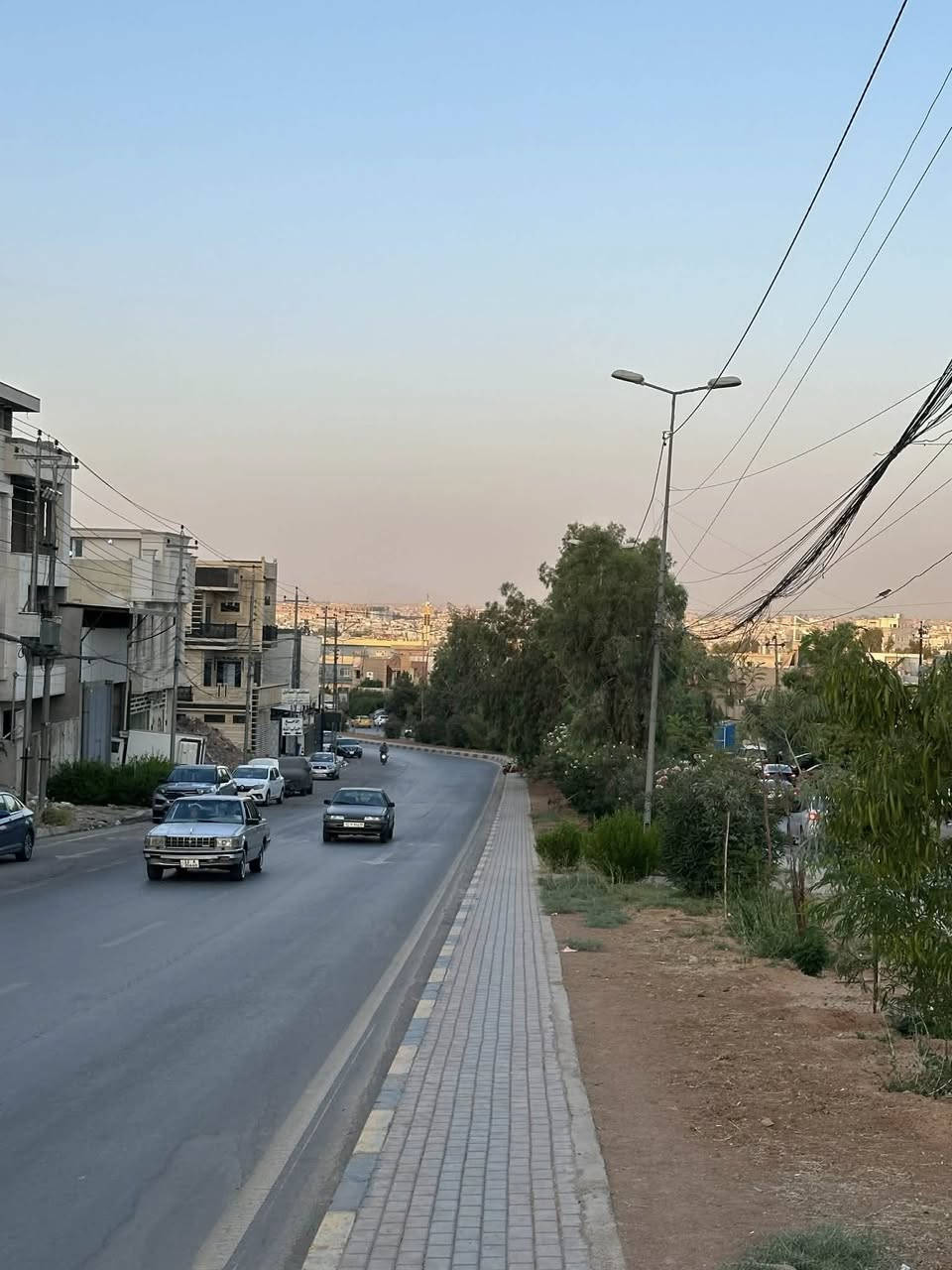 ارض للبيع مزارع الحدباء فول خدمات شرط البناء والمنطقه مبنيه بالكامل الارض حتى وصل بيها مساحه 105 واجه 7 وربع قريبه من شارع تفاصيل اكثر اتصل ***********
