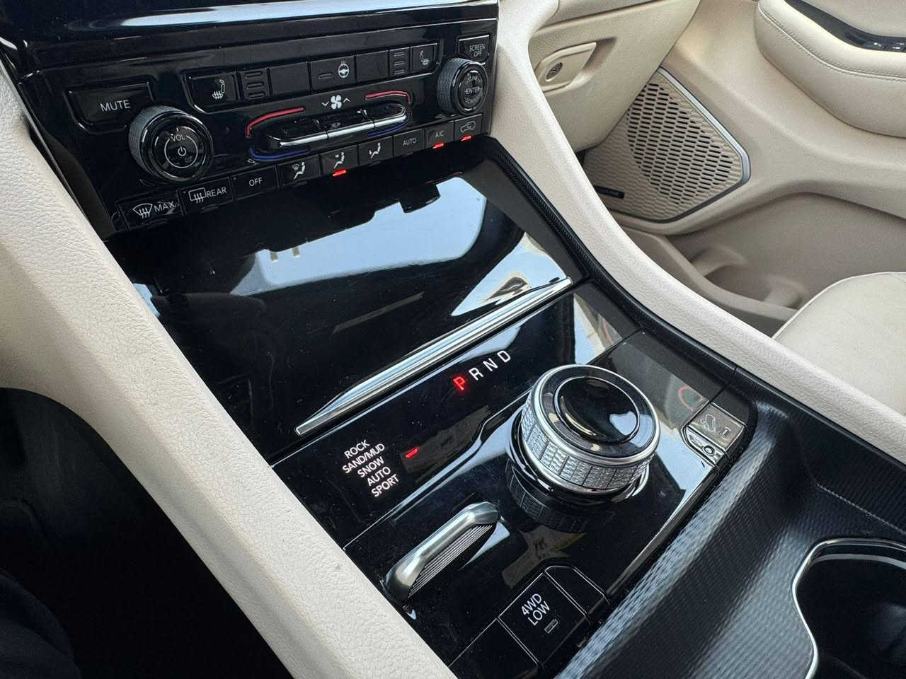 السلام عليكم
للبيع 2024 Jeep Grand Cherokee, Limited 4Xe
عداد : 50 الف ميل والسيارة جدا جدا جدا جديدة كلين بدون حادث 
سبير منازل مع العدة كامل 
محولة اصلية 220 فولت 
معرفة قياس الشحن دون الدخول للسيارة 
تشغيل عن بعد 
داخل جلد كريمي مميز 
بانوراما
لدات داخلية 
منفذ HD لعرض الفديو 
فول تحكم بالستيرن
شفتات استيرن
تحكم ثاني بالشاشة من خلال الشفتات
شاشات عدد 3 اصلية 
كراسي امامية كهرباء
ميموري كرسي السائق
تدفئة مقاعد امامية
تدفئة ستيرن
خاصية دخول ذكي 
كاميرا خلفية
رادار امامي 
رادار جانبي
تحديد مسار 
مثبت سرعة تفاعلي
تشغيل عن بعد
باب الصندوق كهرباء
نظام STOP/START ENGINE
نظام صوت ALPINE
دمامات خلفية 
حساسات خلفية
اوتو بريك خلفي
هاند بريك كهربائي (بصمة)
اضوية امامية LED
اضوية امامية زينون عالي/واطي
كشافات ضباب زينون
5 وضعيات قيادة
اضوية خلفية LED

سيارة كلين بدون حادث ومكفولة
  مرقم بغداد 
العنوان بغداد اتصل وبيك خير وتدلل 
***********
