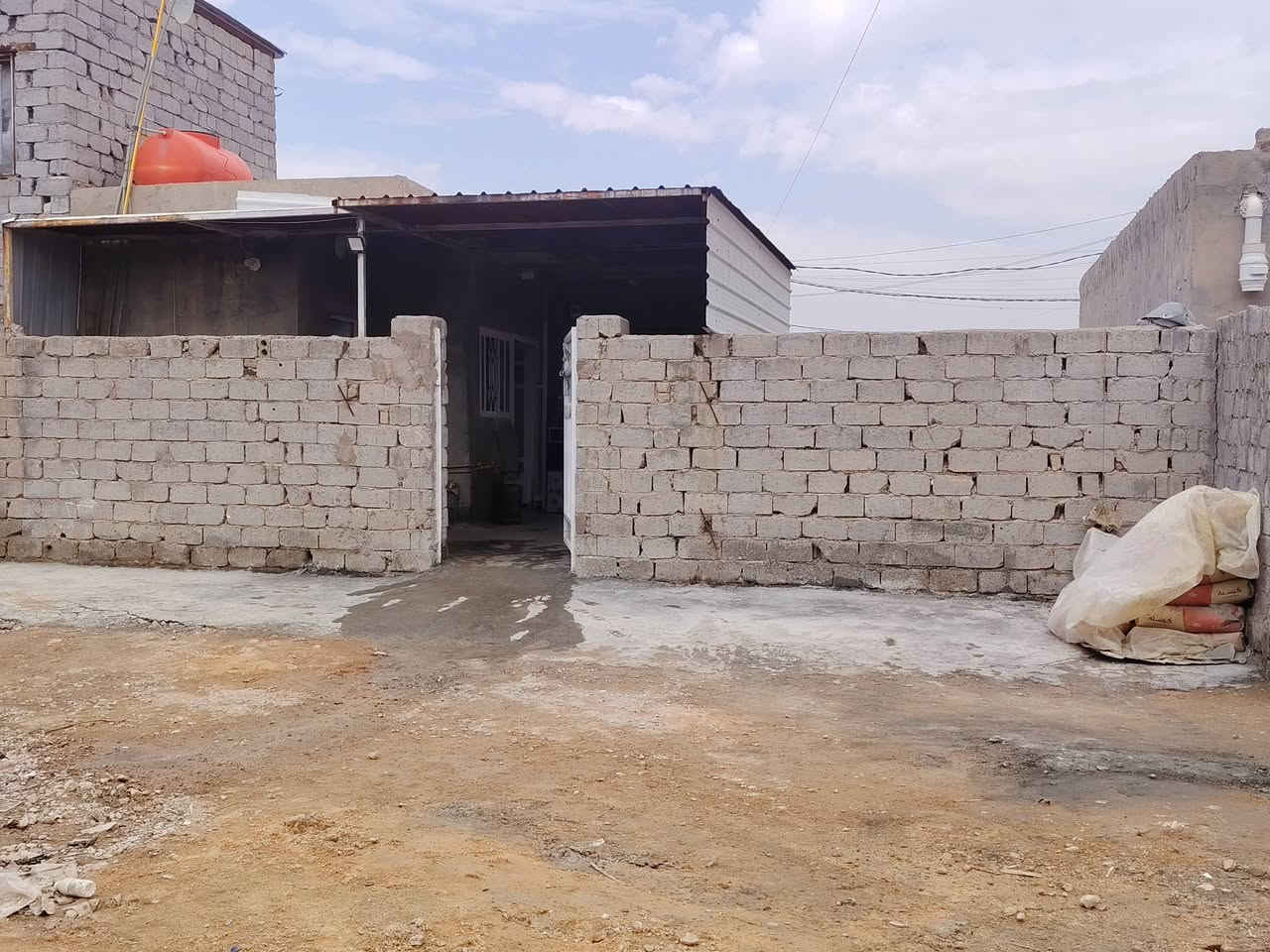 سلام عليكم بيت للبيع مساحه كلش جبيره صب كونكريت جاهز لآخر حبايه يبعد عن لشارع ٥٠ متر حله شارع ثمانين مال كربله سعر ١١ مليون رقمي ***********
