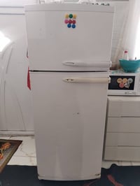 عندي ثلاجه كبيره بيكو للبيع مكاني اليرموك اربع شوارع السعر ١٥٠ وبيها م...