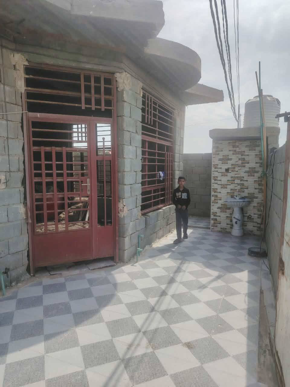 السلام عليكم مشتمل للبيع حي الفرات يم ملعب  كافة الخدمات موجوده بناء حديث بس مضيف بعده ماكامل سعر ٤٢ بي مجال الاستفسار اتصال *********** مراجعه مكتب النوارس شارع مستشفى
