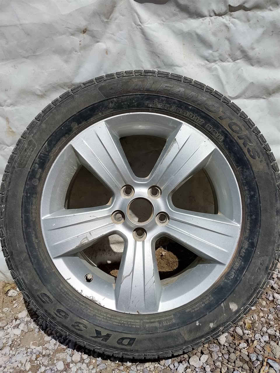 السلام عليكم تاير كامل جيب كومباس للبيع جاهز جيب وشد ***********
