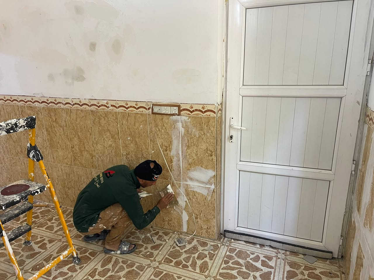 سلام عليكم كادر وسام الصباغ لعمل الاصباغ ***********والديكورات والواجهيات وعمل الفلين وسقف مغربي وثانوي وطلس وكافة اعمال الحكوميه ودوائر الدولة اشراف هندسي  *********** كركوك واقضيه ونواحي وترميم البيوت القديمه
