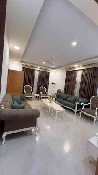 🏠دار للبيع 
مجمع بيتي (الزون الاول)
موقع مميز 
 على حديقة

المساحة 260 م 
3 غرف 
صالة 
استقبال 
مطبخ 
3 مجاميع صحية
گراج وحديقة 

السعر 225 مليون
 
توجد عروض اخرى داخل مجمع بيتي
☎️للاستفسار 

 ***********
***********

📍نستقبل جميع العروض داخل وخارج المجمع
