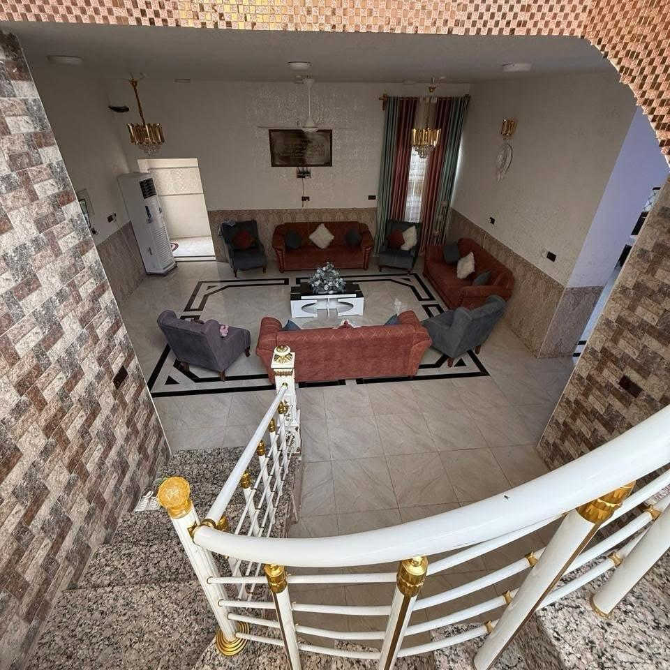 بسم الله وعلى بركة الله دار للبيع طابقين مسلح درجة اولى في الرمادي - الجمعية - قرب جامع اولي العزم مرقم بلديه مفوض للطابو المساحة 361 متر الوجه 16.5 متر الشارع 10 متر مبلط وخدمات كاملة . الدار درجة اولى سنة البناء 2022 * الطابق الاول يحتوي:  كلدور وديوانية كبيرة وصالتين وغرفتين نوم كبيرة ومطبخ حار وبارد ومجمع صحيات داخل وخارج وترك حرف L ومناور عدد 2 وحديقة وكراج كبير ومخزن.  الطابق الثاني يحتوي:  صاله كبيرة وثلاث غرف نوم كبيرة وبلكونات عدد 2 ومجمع صحيات وغسالات  بناء الطابق الاول حجر وسمنت بناء الطابق الثاني طابوق احمر الارضية بورسلين المطبخ والصحيات سيراميك هندي . حزام سيراميك 1.20 متر . الدرج كرانيت مع سيراميك لحد السقف . الشبابيك المنيوم عوازل بالاضافه الى سطح اول وسطح ثاني في الطابق الثاني:  السطح الاول بورسلين السطح الثاني مادة عازلة . يأتي مع الدار كاونتر وسبالت عدد 3 * للمعاينة والاتفاق متوفر واتساب   ***********   لإستقبال عروضكم العقارية بيع ايجار  سكني تجاري زراعي تواصلو واتساب فقط 👇 *********** أعلن معنا لضمان وصول إعلانك لأشخاص مهتمين بشراء عقاراتكم  👍  مع تحيات  عقارات T . A . G . . . #تسويق_عقاري #عقارات #عقارات_الرمادي 
