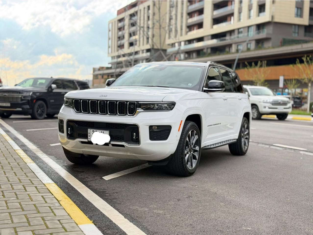 جيب كراند شيروكى اوفرلاند موديل 2024 محرك 3.6 لتر 6 سلندر مع نظام دفع رباعى 4X4.شركة هارلم 💥

الموديل:2024 (خليجي)
العداد:Mil17,000 
المحرك: 3.6 لتر 6 أسطوانات (V6) 
القوة الحصانية: 293
عزم الدوران (نيوتن-م): 352
ناقل الحركة: اوتوماتيك 8 سرعات 
الضمان 3 سنوات أو 60،000 كم (ايهما أولاً)

المواصفات:
*نظام دفع رباعي 4X4 متطور
*نظام التعليق الهوائي (جكات)
*فتحة سقف بانوراما 
*الصندوق كهربائي بخاصية الفتح باستشعار القدم او البصمة
*ويل قياس 20 انج
*شاشة عرض لوحة القيادة على الزجاج الأمامي (داتا شو)
*شاشة التحكم الرئيسية لمس بنظام Uconnect 5 بقياس 10.1 انج مع نظام ملاحة
*شاشة القيادة الرقمية بقياس 10.25 انج
*رادار تفاعلي مع خاصية التوقف والانطلاق
*نقطة العمياء
*تحذير الخروج عن المسار
*نظام المحافظة على البقاء فى المسار
*نظام التعرف على اشارات المرور
*خاصية المساعدة على التوجية فى التقاطعات
*حساسات امامية وخلفية
*كاميرات 360 للرؤية المحيطية
*كاميرا رؤيا ليليه
*المرآة الداخلية مزودة بشاشة لعرض الكاميرا الخلفية
*مانع تصادم خلفى
*نظام القيادة شبه الذاتية
*مقصورة الركاب من الجلد الفاخر
*المقاعدة الامامية كهربائية ومساج وذاكرة
*المقاعد الامامية مبردة ومدفأة
*المقاعد الخلفية مدفأة
*نظام ابل كار بلاى و اندرويد اوتو لاسلكي
*نظام صوتي فاخر 9 سماعات من ALPINE
*دخول ذكي (بصمة)
*نظام التشغيل عن بُعد
*مرايا خارجية قابلة للطي كهربائيًا مدفئة
*مصابيح أمامية أوتوماتيكية مع مصابيح نهارية وكشافات ضباب LED 
*نظام التحكم التلقائي في الضوء العالى
*دواسات جانبية
*ماسحات زجاج أمامي حساسة للمطر
*شاحن هاتف لاسلكي
*انماط قيادة متعددة رياضية وللطرق الوعرة
*وسائد امان هوائية أمامية/جانبية/ خلفية.

♦️السعر اكتب رقم (1)بتعليق يصل مباشرة 🤖

رقم هاتف :***********
