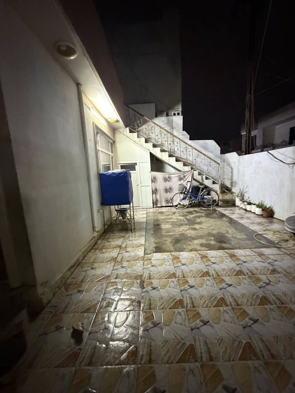 دار طابو صرف 
المساحة 200 متر 
العنوان روناكي قرب المركز الصحي 
يتكون الدار من (كراج كبير +استقبال+مطبخ+هول+غرفتين نوم+صحيات داخلي وخارجي)
￼السعر $ مراسلة الصفحة
‏￼ الاستفسار أكثر اتصل بالأرقام التالية 
***********

***********
