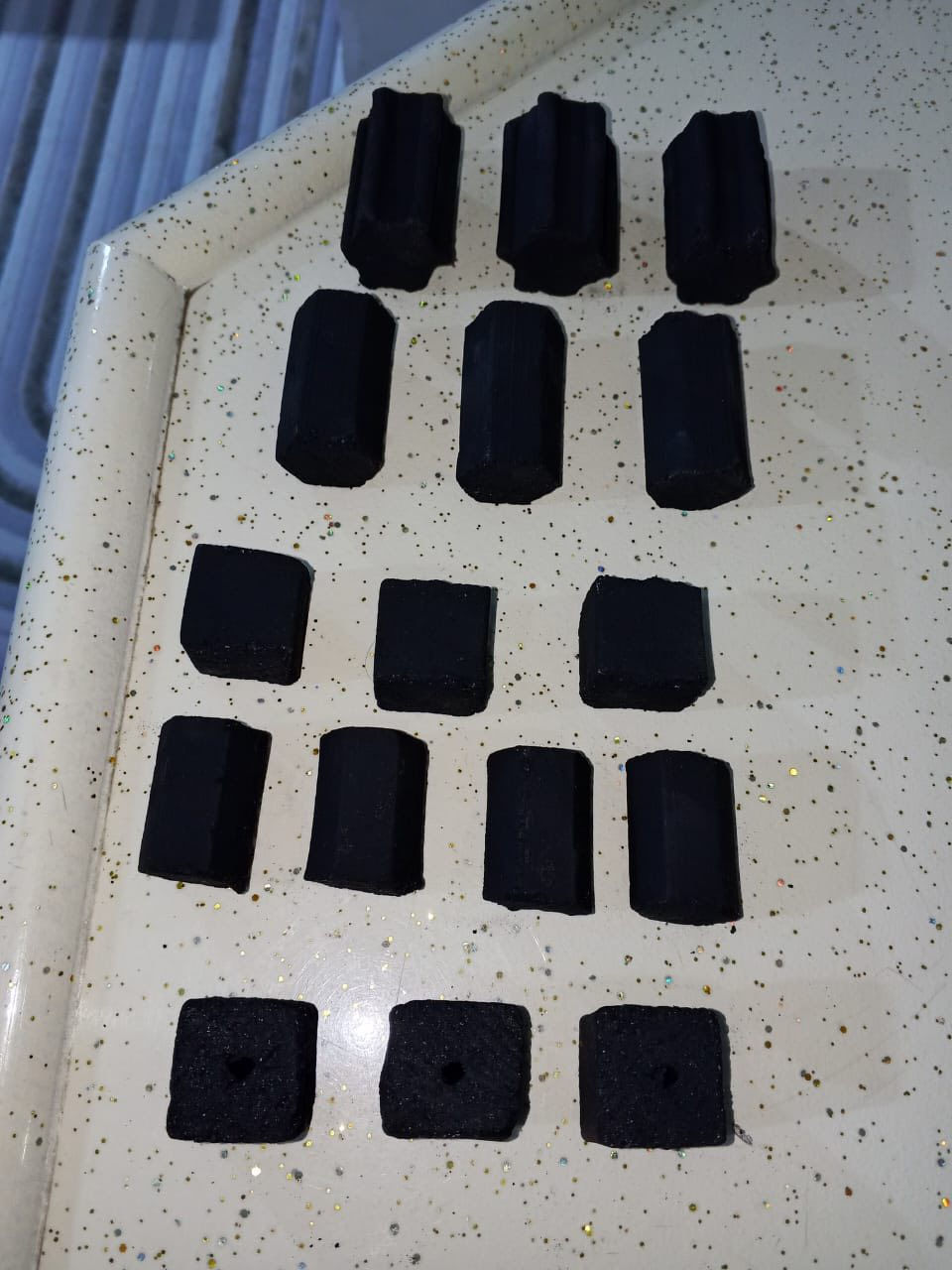 السلام عليكم فحم درجه اولى شرط ع الفحص كميات خير من الله المواصفات
لا ريحة ولا غاز ولا صداع 
ولا تغير طعم النركيلة لون  الرماد ابيض ونسبة الرماد 3   0/0 الاصبع الاملس 
والاصبع المحزز.   رقم الهاتف ***********
