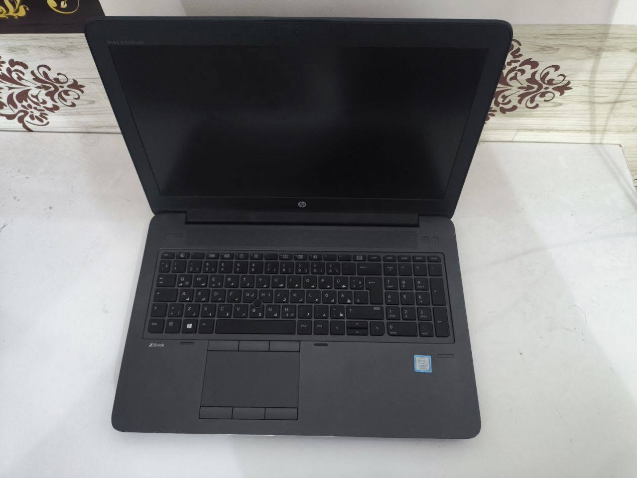 🖥 HP Zbook 15 G4
مع ملحقات  :  ( حقيبة  ، ماوس  ، شاحن ) 
الــــمواصفـــات
i7-7820HQ  2.90GHz
💾 Ram 24 GB DDR4
💾 GB SSD  1Tb

📨 Graphics Cards :
Intel HD Graphics 630 (128 Mb)

كرت شاشة خارجي 👇
🔸 Nvidia Quadro M2200
Design 4GB
قياس شاشة 👇
👨🏻‍💻 Screen 15.6 Fhd touch screen


**إذا كنت صاحب هذا الإعلان وتريد حذفه لأي سبب، رجاءا أرسل رسالة إلى الدعم الفني**
