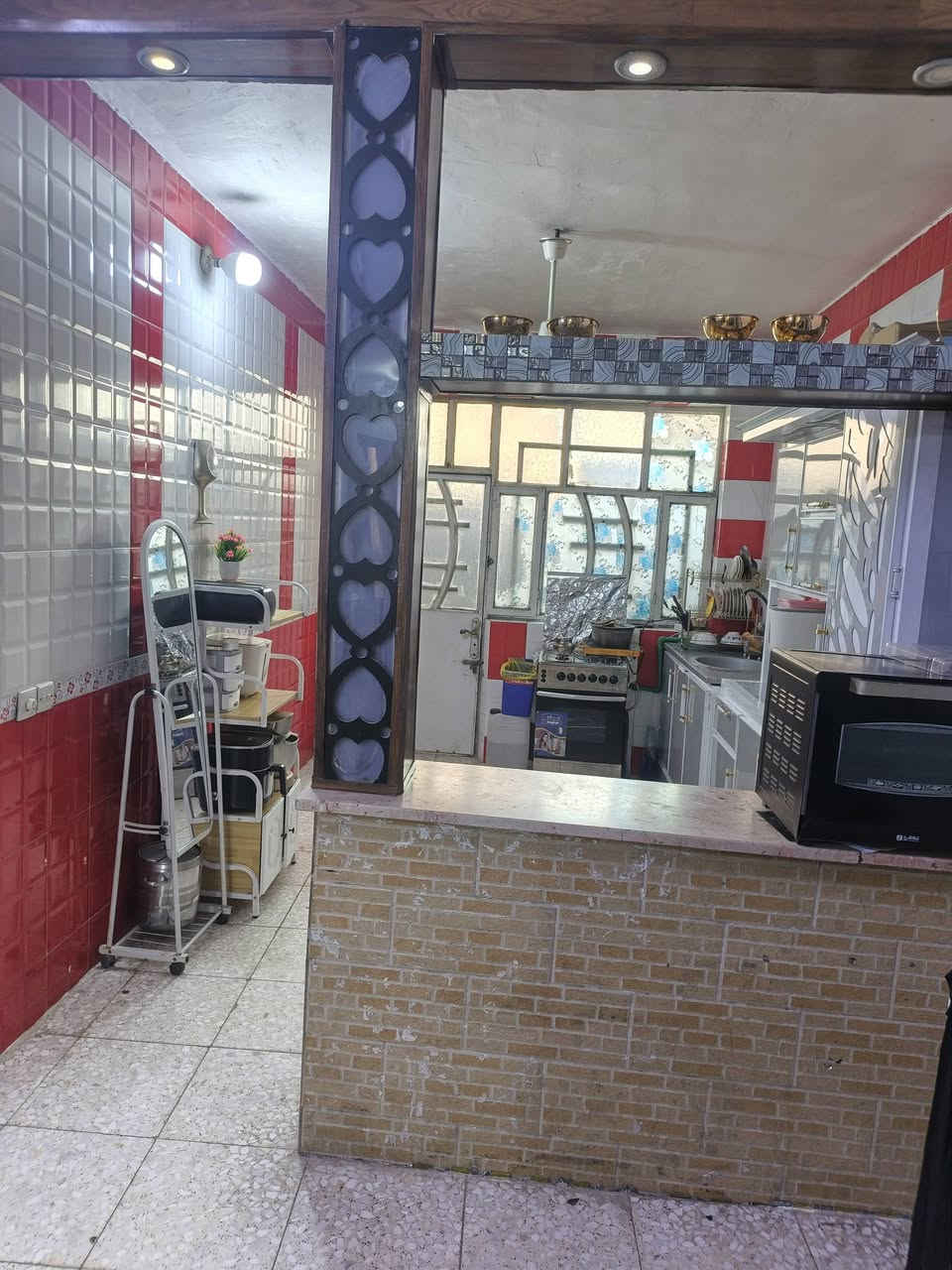 السلام عليكم بيع للبيع منطقة حي السفير طابو زراعي سند ٢٥
الواجهة سبعة ونص والنزال ١٥ متر المساحة الكلية ١١٣ متر مربع 

يتكون من واجهتين كل واجهه على فرع

الطابق الأول 

غرفة نوم ٤×٤

صالة  سبعة ونص في اربعة

استقبال اربعة وربع في اربعة الا ربع

مطبخ اربعة في اربعة الا ربع

حوش مترين ونص

حوش خلفي متر ونص

حمام+مرافق في الطابق الأول

الطابق الثاني

صاله ٥ في ٤

غرفة نوم ٤في ٤

غرفة نوم كبيرة سبعة ونص في اربعة ونص

حمام+مرافق في الطابق الثاني

مجموع غرف النوم في البيت ٣ غرف 

البيت قرب ابو علي المضمد وقريب جدا على الشارع العام 

السعر ١٣٠ قابل للتفاوض

للاتصال ***********
