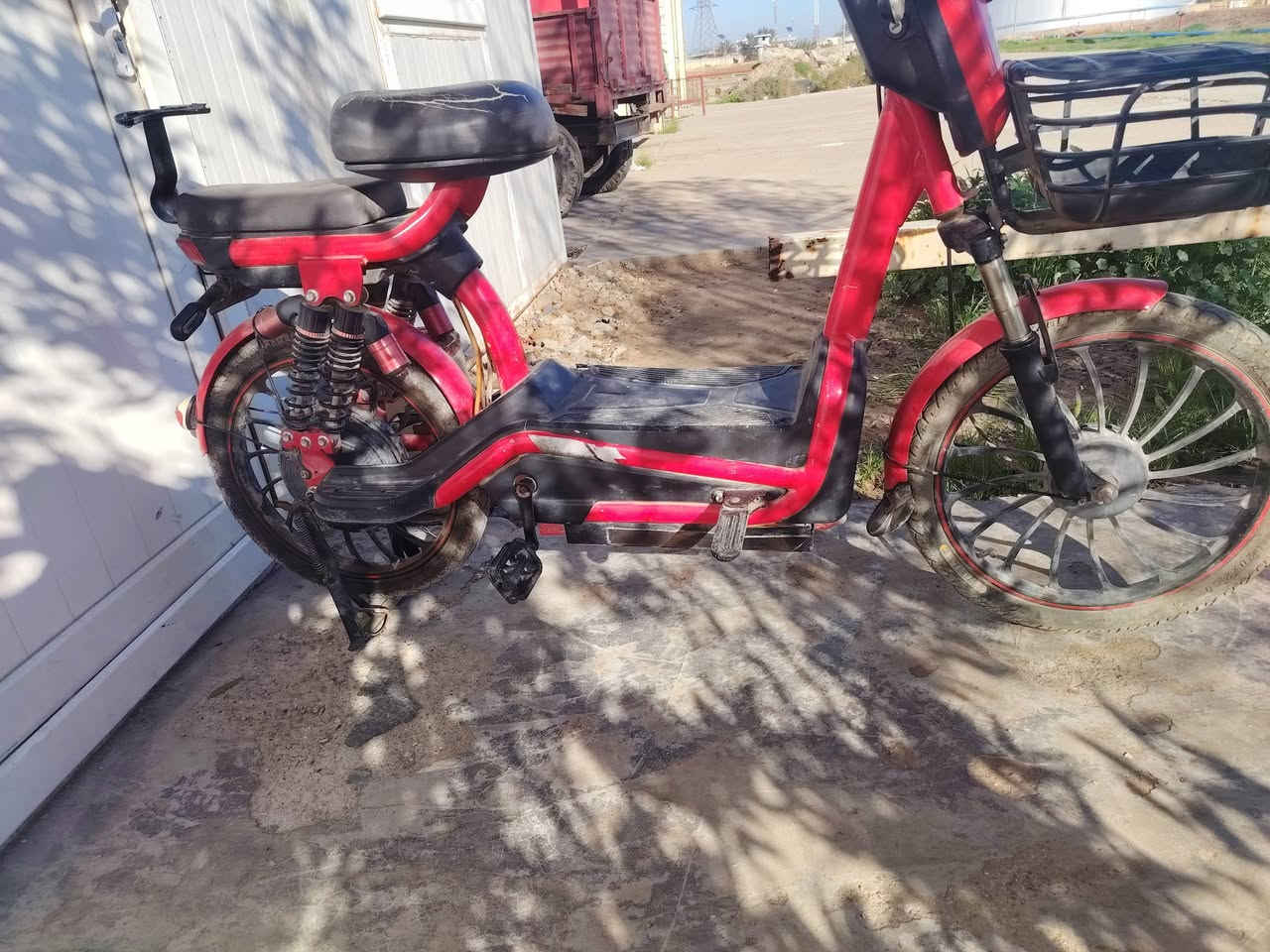 دراجه شحن نضيفه مطاريات خمسه نص عمر السعر 250 وبيها مجال العنوان ديالئ قرب جامعة ديالئ هذا رقمي ***********
