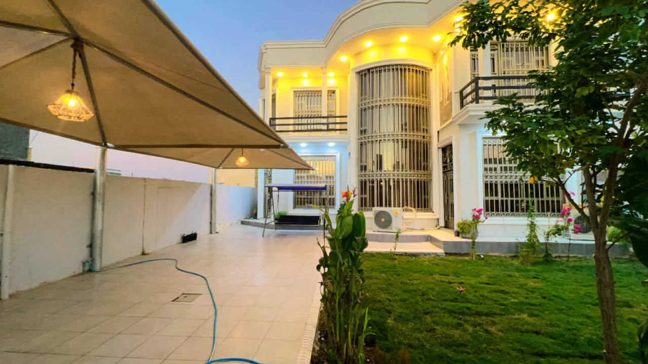 دار للبيع طابو صرف خلف شركه الماجد مساحة الكليه (420) مساحة البناء (300) بناء حديث ودرجه اولى 
استقبال طول /12م
صالتيين طول /11م وصاله 5 م 
مطبخ عدد (2) حار +بارد
مجمع صحيات داخليه +خارجيه+صحيات طابق ثاني 
غرف عدد 5 / (2) طابق ارضي (3)طابق ثاني مع صالة طول ١١م للاستفسار ***********/
***********
