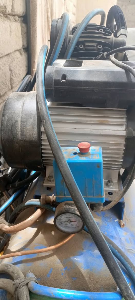 السلام عليكم كمبريسر هواء  للبيع  200 لتر جديد مستعمل 3 اشهر  مع صوندات 2 السعر 450
*********** مكاني سوق الشيوخ
