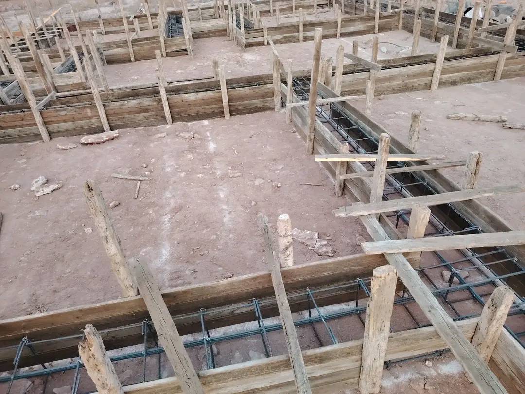 السلام عليكم
عدي بتلو مساحه 200 متر زراعي سند 25 جديد جهاز للبناء بصف الركن  خلف المعسكر بصف قطع الضباط خلف الطيارين بي غرفتين 5 في 4 ومنور وصالة واستقبال ومطبخ وممر وصحيات داخلية وخارجية