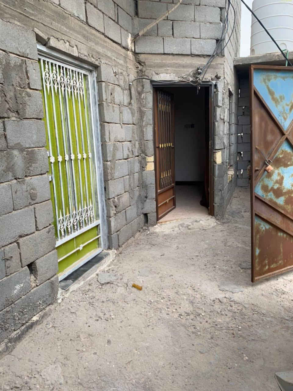 ابو الخصيب العوجه خلف معمل الفرمستون البيت مسلح مساعة البيت ١٠٠ متر مربع يتكون من قرفه وصاله ومطبخ حار وبارد وديوانيه ساراميك ماي كهرباء البيت جديد طاوبو زراعي بس عراقي ابو الأرض صديقي السعر 40 وبي مجال


**إذا كنت صاحب هذا الإعلان وتريد حذفه لأي سبب، رجاءا أرسل رسالة إلى الدعم الفني**