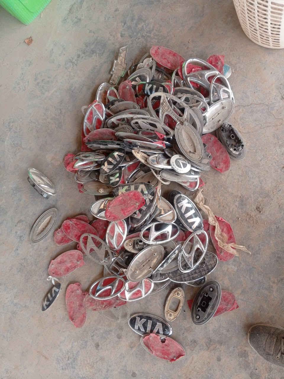 علامات جميع انواع سيارات كوريا 
جمله ع الف دنيار شلع
للتواصل *********** فؤاد 
يوجد توصيل جميع المحافضات 
للعنوان الديوانيه حي الصناعي
