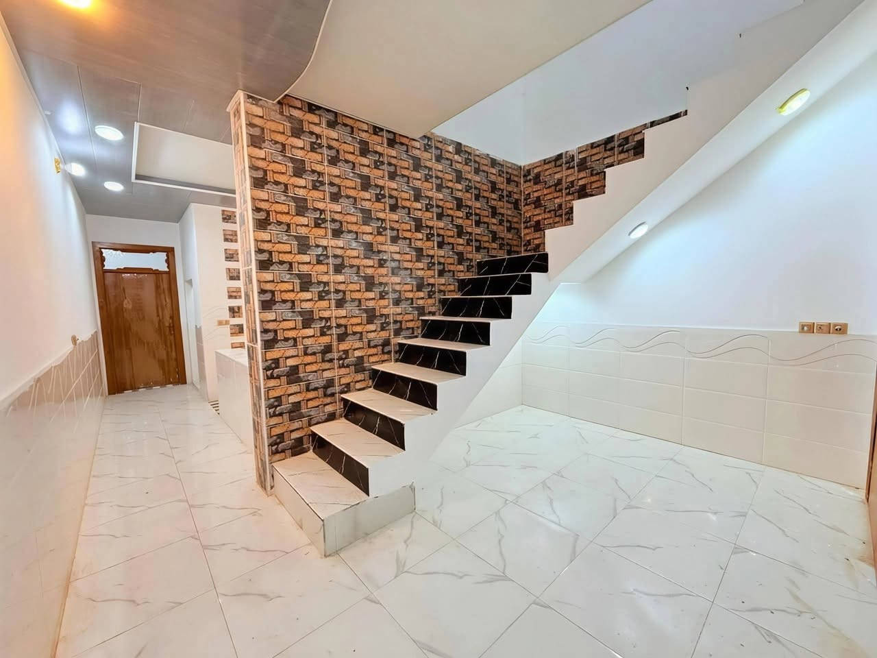 دار #للرهن بسعر 15
مليون
الموقع 🏡النجف الاشرف شارع الصب عمود 317 #بعد_عن_شارع_الصب70_متر_قريبه_كلش
مدت سنه وقابل للتجديد 
خدمات كامله 
/ماء/كهرباء/مدارس/سوق/شارع #عرض10

مساحه البناء 100 متر 🏡
غرفه/صاله/مطبخ/صحيات/ستقبال/مكشوفه

مبلغ الرهن💵 15 💵مليون قفل قفل 
***********
***********
***********
