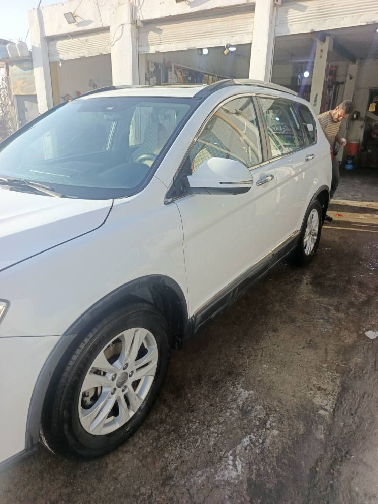 السلام عليكم بيع او مراوس هافال H6 موديل 16 رقم بغداد دولي سنويه 28 ماشيه 270 الف كم حقيقي وقابل للزياده فول مواصفات باستثناء البصمه فتحه طقتين منظومة غاز مع كارت الصيانه بأي محافظه مكفوله من الصبغ والضربه باستثناء دحجه ستوته اسفل اللايت الايمن والباقي السونار موجود خمسه راكب تبريد تدفئه كشنات كهربائية  نظام ايكو بلوتوث ثلاث كامرات اثنان جانبيه وواحده خلفيه دواره شاشه اندريود كبيره  وحساسات اماميه وخلفيه تحكم ستيرن جهتين مثبت سرعه الكشنات والارضيه تغليف جلد بوجكتر ولدات اماميه ولدات ترحيب خلفيه واماميه محرك تيربو 4 اسلندر حجم 2000 كير اوتو محرك وكير بلادي اصل مسيبوشي مري شفط اشاره بلمري مضخم صوت بلادي  لايت زنون تخم تاير وباتري جديد *********** واتساب السياره بلنجف السعر 110 والسونار مرفق مع الصور ويوجد فديو النجف, العراق
