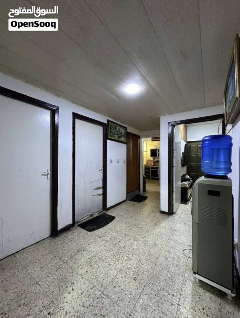 🏡 شقة للبيع – السيدية / شارع الخيزران الرئيسي
شقة مميزة للبيع بموقع حيوي ومطلّة مباشرة على شارع الخيزران الرئيسي  
📍 مقابل جامعة الشعب  
📐 المساحة: 120 متر  
🏢 الطابق الثاني

تتكون الشقة من:
• 3 غرف نوم  
• صالة كبيرة  
• مطبخ  
• حمام

💰 السعر: 160 مليون دينار عراقي

📞 للاستفسار:
***********  
أبو اسكندر
