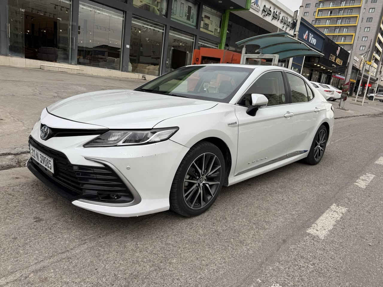 اعيد النشر بسبب السفر خارج العراق والانشغال
كامري 24 هايبرد وكالة عبداللطيف GLE  فول مواصفات كفالة من الضربة والبارد والصبغ 

السيارة جديدة جداً 
ماشية 52 الف قابل للزيادة 
ومواصفات الفول GLE معروفة ام البردة الخلفية  
ورجاءاً لحد يكسر بحلال الناس 
السعر 245 وبيها مجال بسيط  
مكان بغداد 
رقم صاحب السيارة ***********
