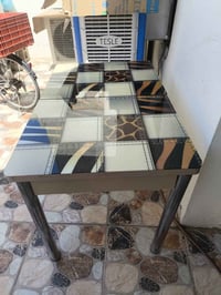 ميز طعام • نظيف • بدون كراسي