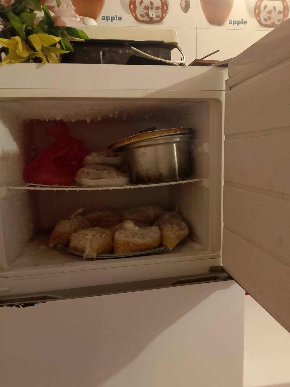 السلام عليكم شلونكم اخواني عندي ثلاجة مستعملة بس نظيفة وتجمد مثل ماموضحة بالصورة  يرجى الاستفسار على هذا الرقم او الواتساب ***********
