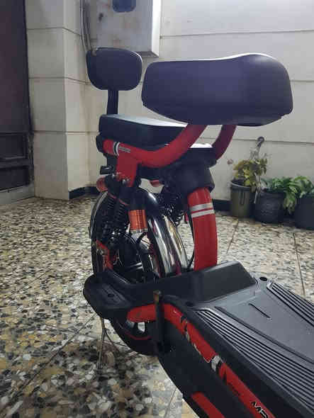 السلام عليكم دراجه شحن حجم 20 دراجه كامله مابيه اي نقص نضيفه كلش 6 بطاريات سرعه 99 وياه شاحنه الاصليه وسويج كهربائيات كله شغاله العنوان بغداد الامين الثانيه السعر 250 الف رقم الهاتف ***********
