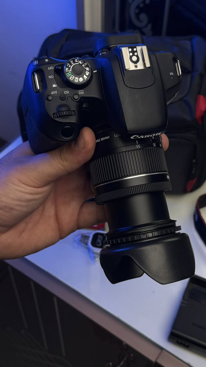 Canon 800d
كامره كانون 800d نضافه 100‎%‎ 

ملحقاتها  ✅جنطه مقسمه هديه ✅رام هديه   ✅حزام  هديه ✅وشاحنتها ✅ وبطاريتها 

550 الف 

*********** راسلني واتساب
