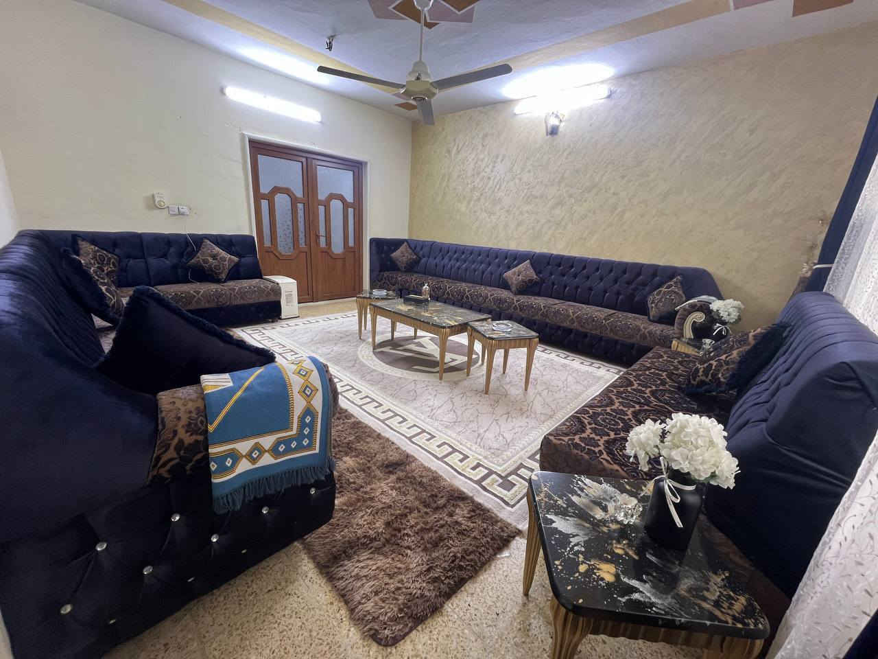 بيت في حي الامن 180 متر متكون من طابقين 
الطابق الاول استقبال وهول  ومطبخ وغرفة نوم وصحيات 
الطابق الثاني متكون من غرفتين نوم وهول وصحيات البيت صالح للسكن  للاستفسار  الاتصال على الرقم 
***********
‎0750 339 0806
