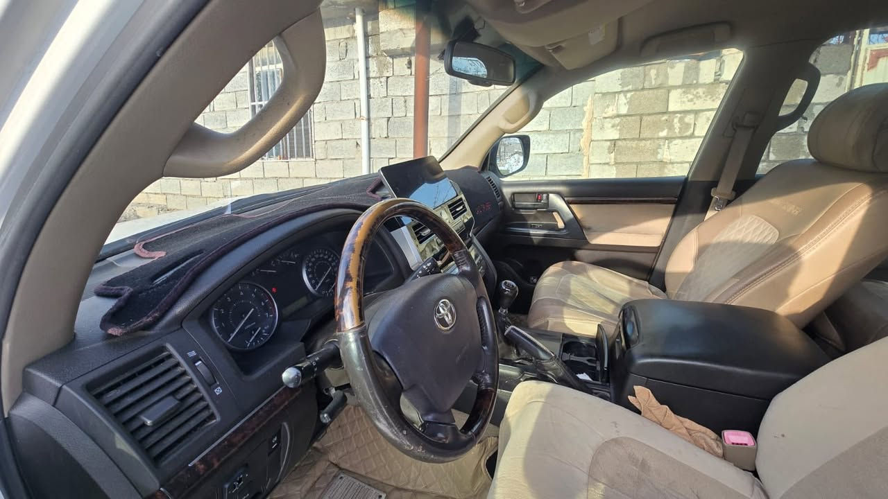 ساخ کۆدی بۆ کراوە ١٧٠ گەلا
ناوزەرد فۆرمیکا شاشەو کامێرا پێشو دوا 
مەرکەزی و سەلاجە
٣ ریز کوشن لێگزز
دەسک ستیل
ساخ
ھەموو گیانی بەشەرت نمونە لە جوانی 
***********
