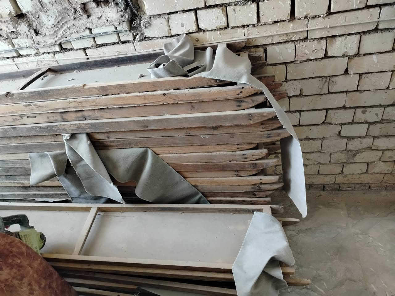يعادت النشر بسبب الوعود الكاذبه عجانه لبيع وعندي فرن إيطالي وطاوليات 10 لبيع الزعفرانيه ***********
