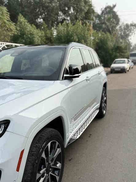 السلام عليكم جيب اوفر لاند خليجي داخل احمر شركة هارلم!💥
المحرك: 3.6 لتر 6 أسطوانات (V6) 

القوة الحصانية: 293

عزم الدوران (نيوتن-م): 352

ناقل الحركة: اوتوماتيك 8 سرعات 

الضمان 3 سنوات أو 60،000 كم (ايهما أولاً)

المواصفات:

*نظام دفع رباعي  4X4متطور

*نظام التعليق الهوائي (جكات)

*فتحة سقف بانوراما 

*الصندوق كهربائي بخاصية الفتح باستشعار القدم او البصمة

*ويل المنيوم قياس 20 انج

*شاشة التحكم الرئيسية لمس بنظام Uconnect 5 بقياس 10.1 انج مع نظام ملاحة

*شاشة القيادة الرقمية بقياس 10.25 انج

*شاشة عرض لوحة القيادة على الزجاج الأمامي (داتا شو)

*رادار تفاعلي مع خاصية التوقف والانطلاق

*تحذير النقطة العمياء

*تحذير الخروج عن المسار

*نظام المحافظة على البقاء فى المسار

*نظام التعرف على اشارات المرور

*خاصية المساعدة على التوجية فى التقاطعات لتفادى الحوادث

*حساسات امامية وخلفية

*كاميرات 360 للرؤية المحيطية

*كاميرا رؤيا ليليه

*المرآة الداخلية مزودة بشاشة لعرض الكاميرا الخلفية

*نظام مانع تصادم خلفى

*نظام القيادة شبه الذاتية

*مقصورة الركاب من الجلد الفاخر

*المقاعد الامامية مبردة ومدفأة

*المقاعد الخلفية مدفأة

*المقاعد الامامية مساج 

*مقاعدة امامية كهربائية 

*مقاعد امامية ذاكرة 

*نظام ابل كار بلاى و اندرويد اوتو لاسلكي

*نظام صوتي فاخر 9 سماعات من ALPINE

*دخول ذكي (بصمة)

*نظام التشغيل عن بُعد

*مرايا خارجية قابلة للطي كهربائيًا مدفئة

*مصابيح أمامية أوتوماتيكية مع مصابيح نهارية وكشافات ضباب LED 

*نظام التحكم التلقائي في الضوء العالى

*دواسات جانبية

*ماسحات زجاج أمامي حساسة للمطر

*شاحن هاتف لاسلكي

*انماط قيادة متعددة رياضية وللطرق الوعرة

*وسائد امان هوائية أمامية/جانبية/ خلفية.

للتفاصيل الاتصال برقم الموبايل ***********
