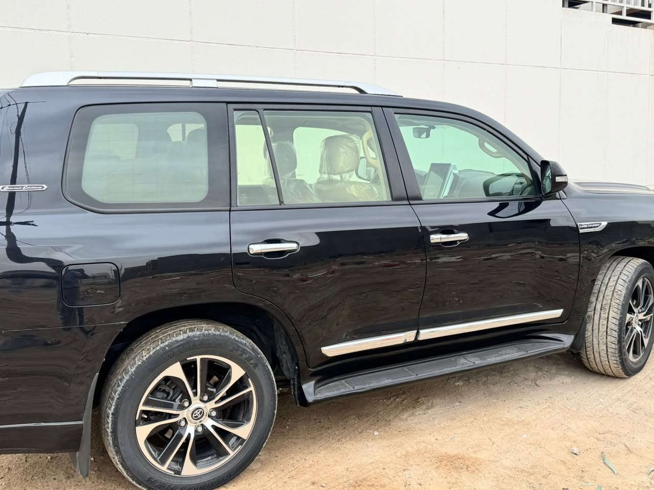 السلام عليكم ورحمة الله للبيع تيوتا لاندكروزر 2016 خليجي سياره فطيم باب اول كشنات جلد كشن السايق 3 دكم 8 ايرباك محرك 6 سلندر بلادي تخم تاير دلوب ماشيه 150 الف رقم بغداد الجديد بيها بارد كد شبر وصبغ نص قبق الجنطه فقط بدون فتح بدون اي ضرر داخلي سياره جاهزه اي نقص مابيها وسعرها مناسب للجناي 435 وبيها مجال قليل مكان السيارة بالرمادي ***********
