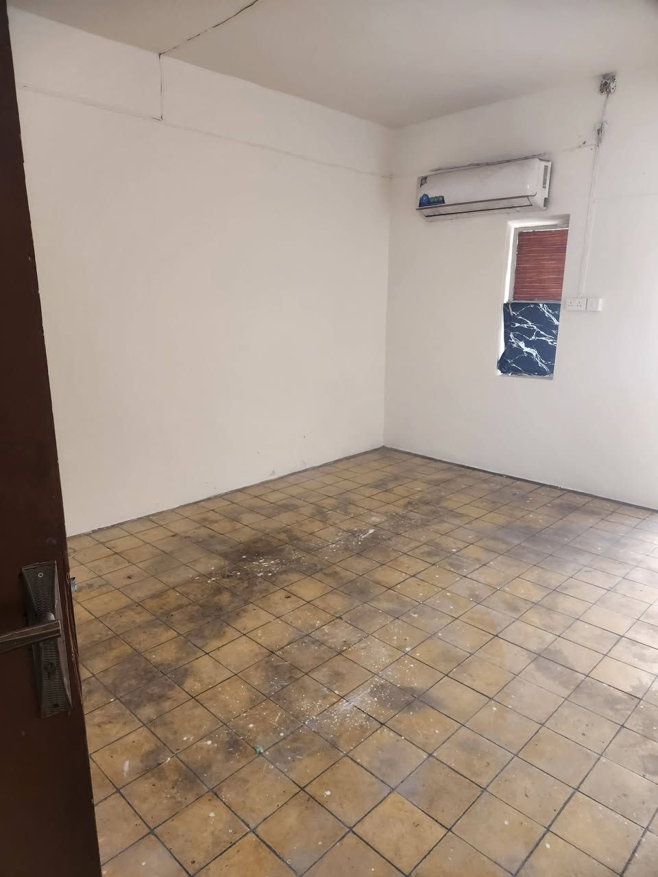 سلام عليكم شقه من بيت طابق اول غرف كبار صاله ومطبخ حار بارد وغرفه نوم وسطح مكانه معلمين مقابل متنزه ايجاره ٤٥٠. *********** رقم صاحب الدار
