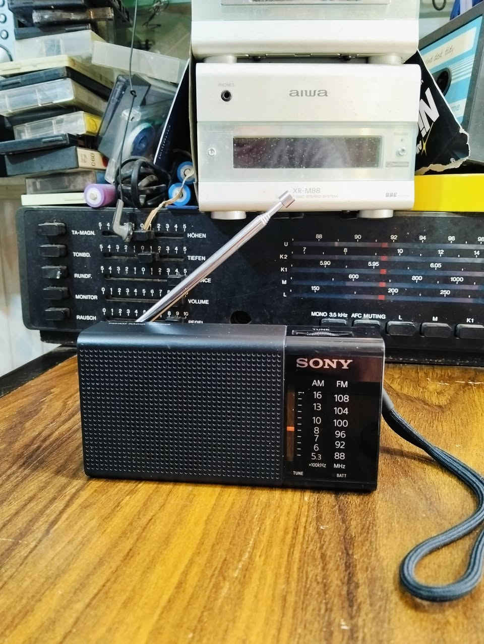 راديو سوني SONY 
موجات الراديو FM AM 
يعمل باتري قلم عدد 2 
سحب ممتاز للمواجات المذكوره 
يوجد فديو بالمنشور يوضح التشغيل 
للحجز والاستفسار المراسله على الخاص


**إذا كنت صاحب هذا الإعلان وتريد حذفه لأي سبب، رجاءا أرسل رسالة إلى الدعم الفني**