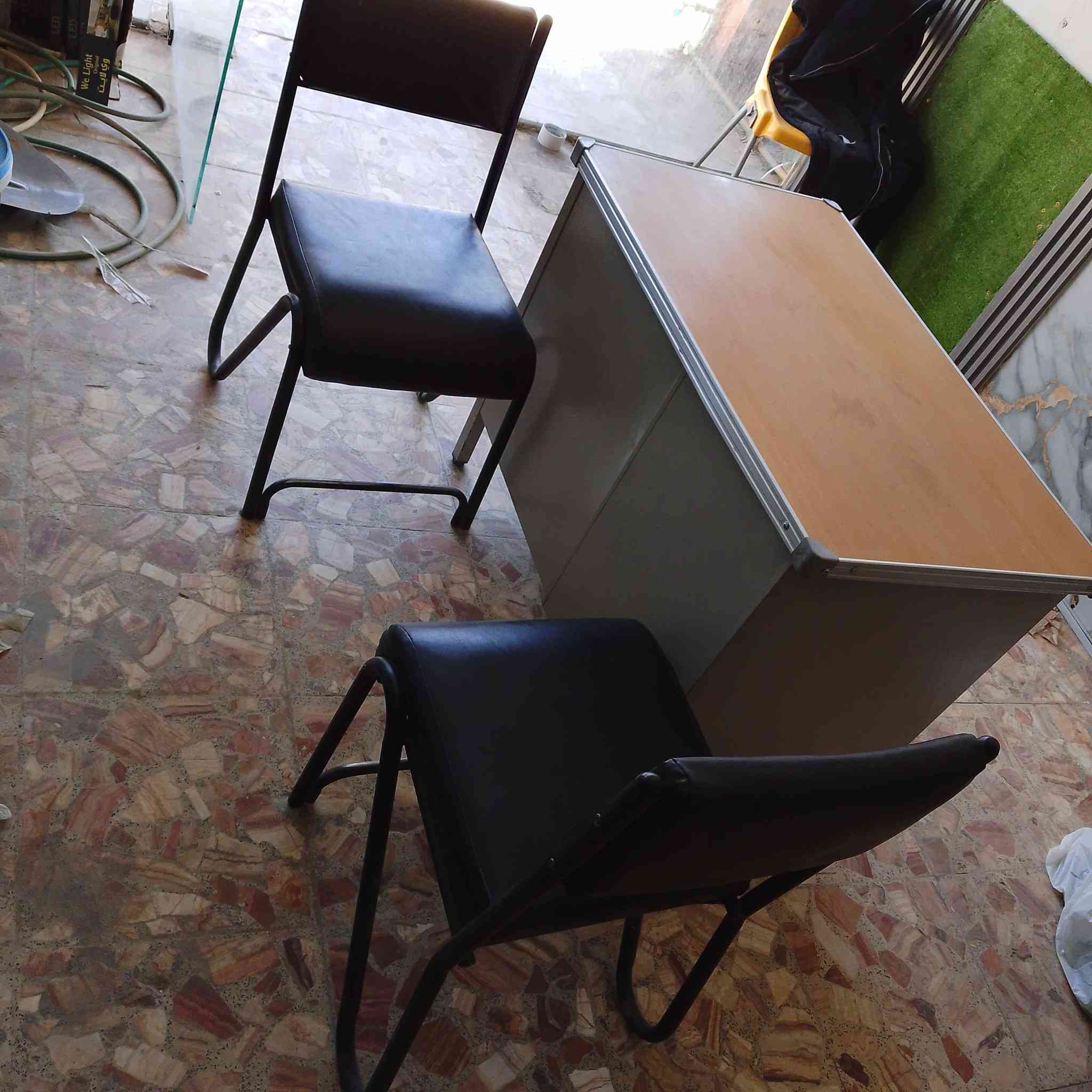 السلام عليكم ميز مكتبي مع كرسيين جلد لنظافه 90% للاستفسار ***********
