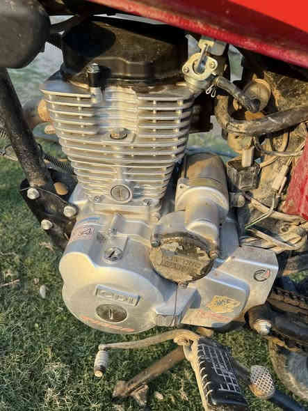 سلام عليكم اخوان دراجة سونگ2020 (5)گير بس محدث 22 دراجة نضيفه اوراق جاهزه اصوليه مكاني بغداد جسر ديالئ الجديد 
للاستفسار ***********السعر (450)وبيها مجال
