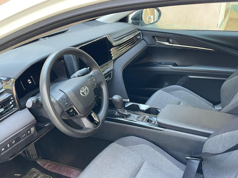 لسلام عليكم
للبيع : تويوتا كامري 2025 هايبرد 
اللون :- ابيض
الموديل :- 2025
سعة المحرك :- 2500  Hybrid
المسافه المقطوعه : 36000 كيلو متر  
عدد المقاعد :- 5 مقاعد 
مواصفات السيارة :- LE Hybrid 
شاشه كبيره نفكيشن
وَيْل 18 
-بصمة تشغيل  
- مقاعد مخمل
- شاشة لمس
-كامرة خلفية 
- بلوتوث 
- اي بي اس                                                            
- تحكم ستيرن كامل
- مانع تصادم 
-  اضوية LED
-رادار امامي 
- مثبت سرعة 
- نظام EV mode +نظام Sport mode
- نظام توفير الوقود ECO
- نظام النقطة العمياء
- نظام تحديد المسار
- مانع انزلاق
- شاحن هاتف لاسلكي
- هاند بريك بصمه 
(حادثها چاملغ يمين وبنيد تبديل وإرباگ ستيرن فقط)
للاستفسار ***********
