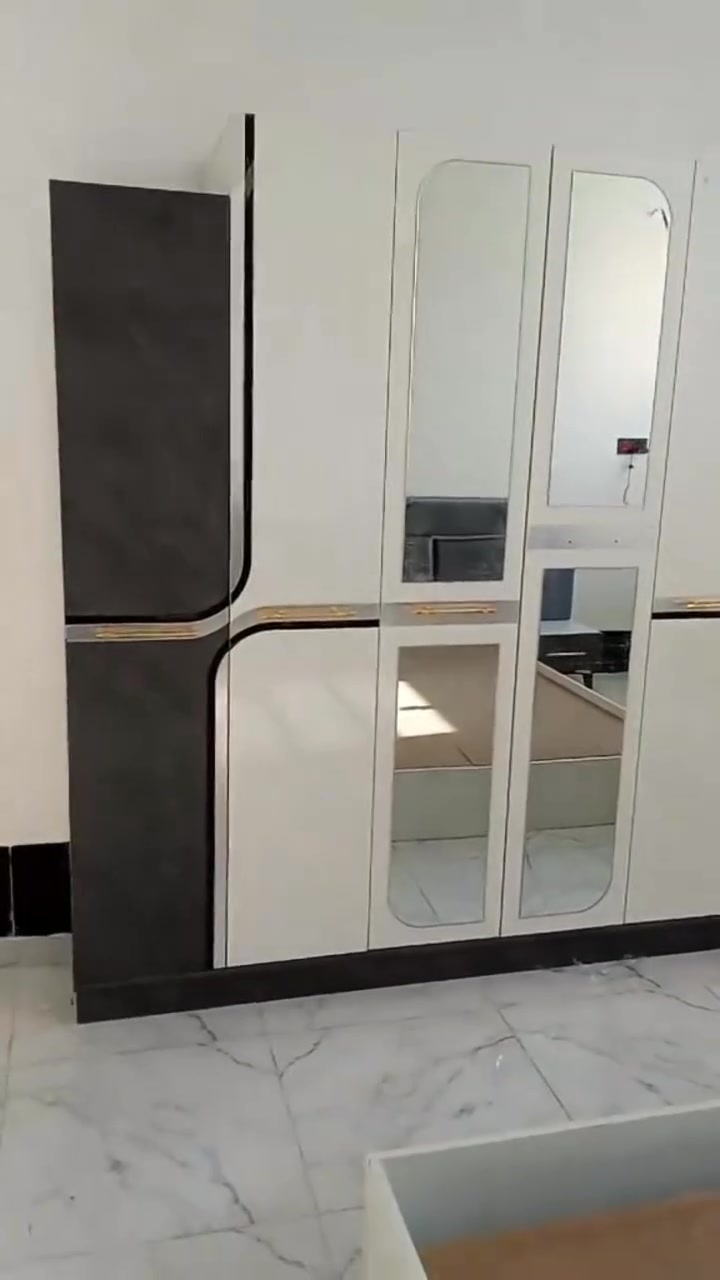 غرفه نوم بعدها بكراتينها هاذه الفديو من التيكتوك جبته بس الغرفه اختها مامشدوده بعدها بكراتينها تجي وتشوف بعينك للبيع 7 قطع مزدوج مكاني نجف شارع المطار فلكة باب الدخول ب600وبيها مجال ***********
